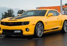 Welcher Sportwagen passt zu mir? yellow Chevrolet coupe close-up photography