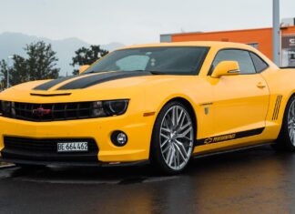 Welcher Sportwagen passt zu mir? yellow Chevrolet coupe close-up photography