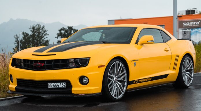Welcher Sportwagen passt zu mir? yellow Chevrolet coupe close-up photography
