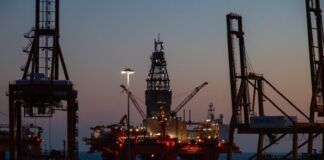 Ölkonzerne 2024: Welche Aktie wäre ein Kauf? red and black metal tower during sunset