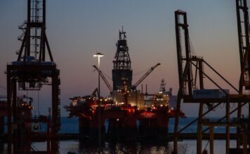 Ölkonzerne 2024: Welche Aktie wäre ein Kauf? red and black metal tower during sunset