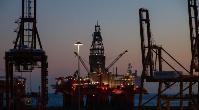 Ölkonzerne 2024: Welche Aktie wäre ein Kauf? red and black metal tower during sunset